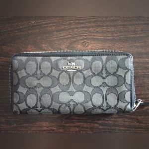 Coach woman's wallet - excellent condition